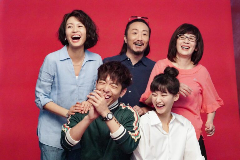 《闔家辣》影評：疫情下的笑淚交織，香港需要更多歡樂！(評分：70/100)