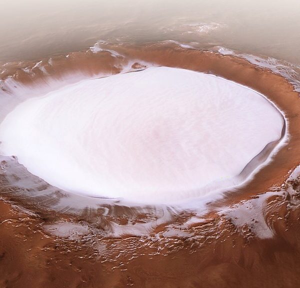 火星北極的冰封奇觀：科羅廖夫隕石坑