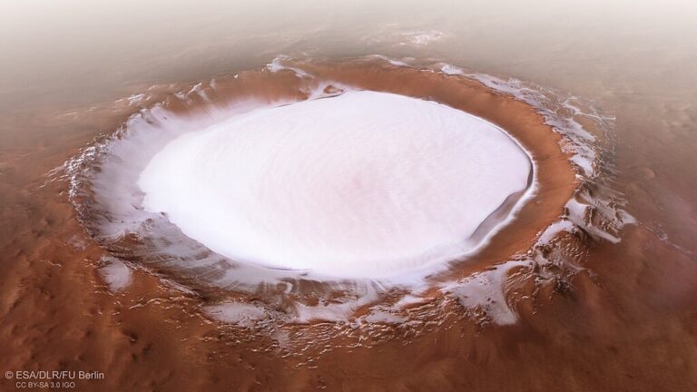 火星北極的冰封奇觀：科羅廖夫隕石坑