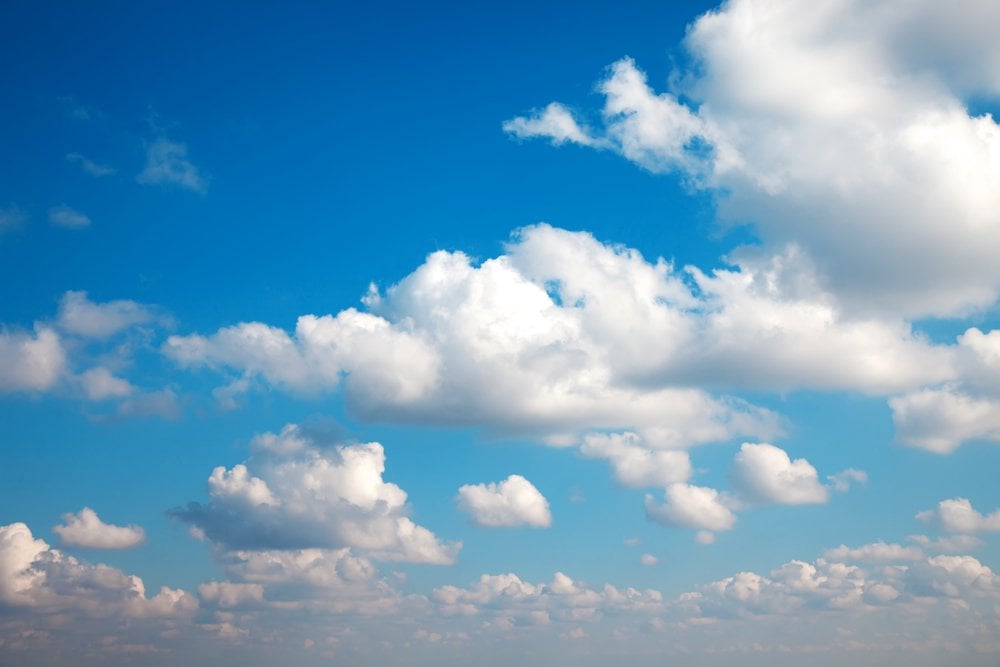 【深造物理】為什麼天空是藍色的？不是因為大海反射喔！