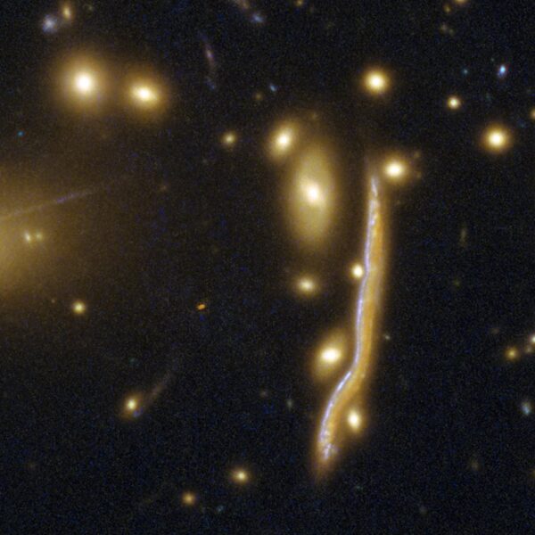 「宇宙之蛇」是引力透鏡的天文奇景！